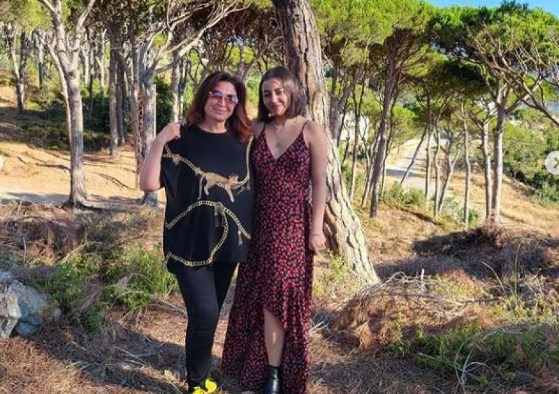 إلهام شاهين تقضي عطلتها الصيفية في لبنان برفقة ابنة شقيقتها