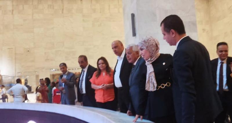 وزيرة الإسكان بالكاميرون ورئيس ديوان الخدمة المدنية بالأردن يزوران المتحف القومي للحضارة المصرية