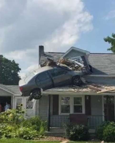 سيارة تُحطم منزلا بولاية بنسلفانيا الأمريكية 