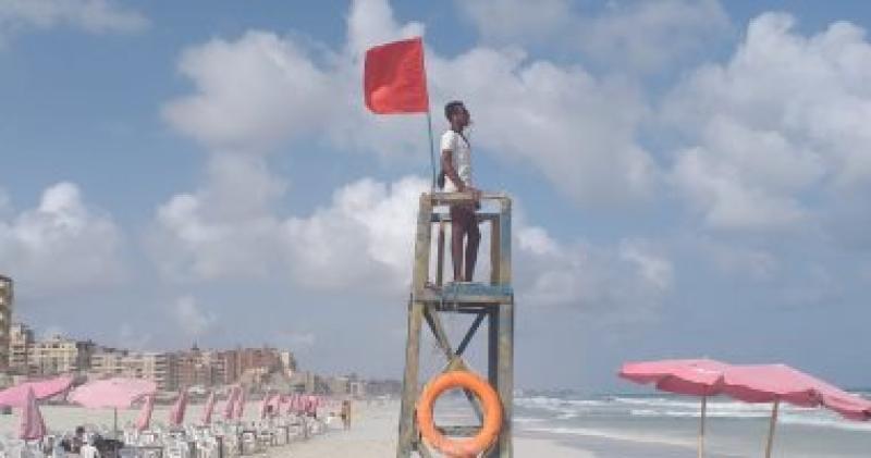 شواطئ الإسكندرية تعود لرفع الرايات الحمراء لمدة 72 ساعة