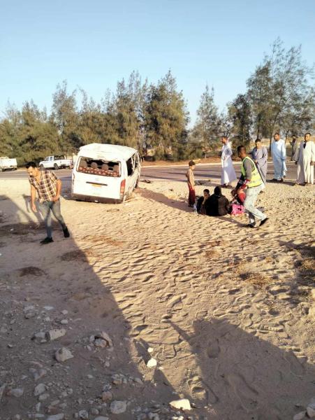 مصرع وإصابة 14 شخصًا في حادث انقلاب ميكروباص على صحراوي قنا (صور)