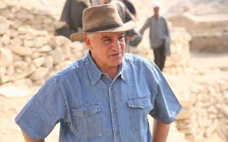 زاهي حواس يثني على جهود شرطة السياحة والآثار في حماية الآثار المصرية