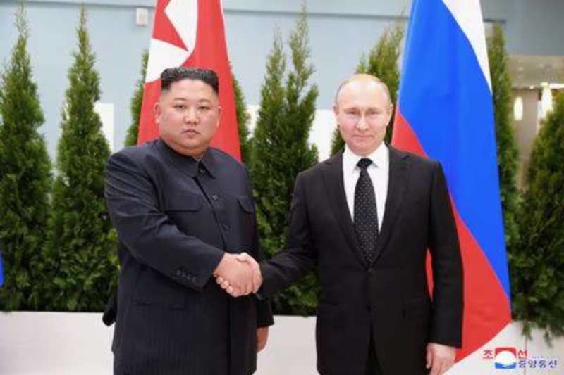 وزير الدفاع الكوري الشمالي: الزعيم” كيم جونج أون” يعتزم تعزيز التعاون العسكري والأمني مع روسيا