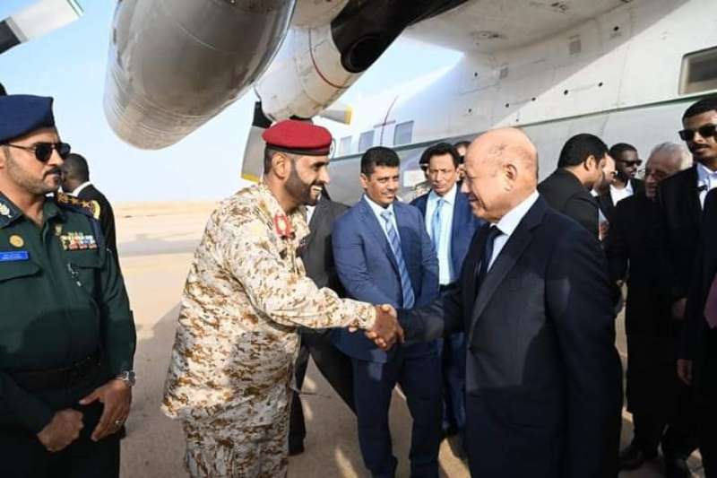 رئيس مجلس القيادة الرئاسي اليمني  يصل الغيضة في زيارة تفقدية لمحافظة المهرة