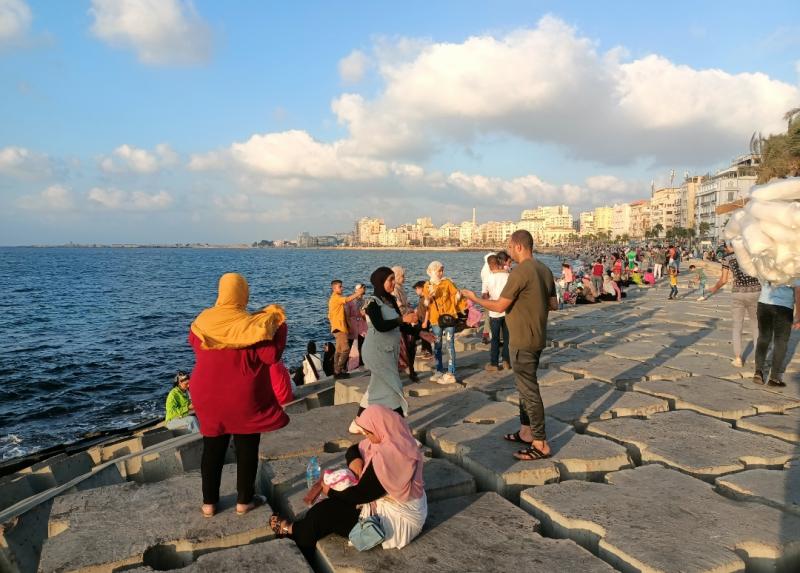 ”يا إسكندرية بحرك عجايب”.. اقبال كبير على كورنيش عروس البحر