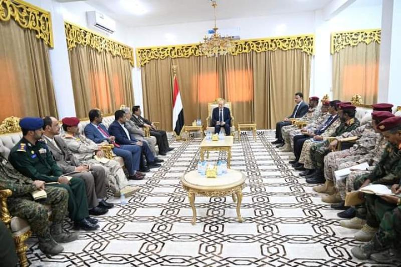 اليمن : رئيس مجلس القيادة يجتمع باللجنة الأمنية والقيادات العسكرية في محافظة المهرة