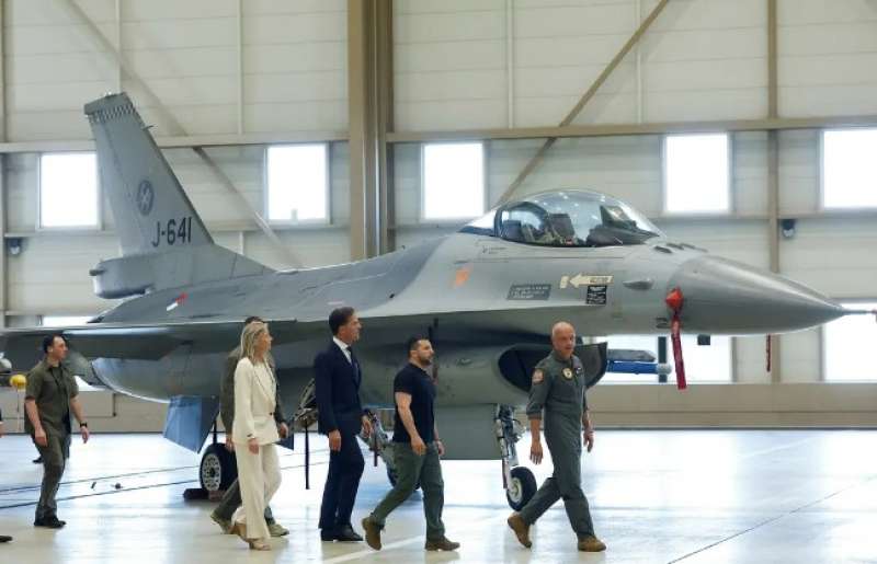 الرئيس الأوكراني يتفقد طائرات إف 16 الأمريكية بهولندا