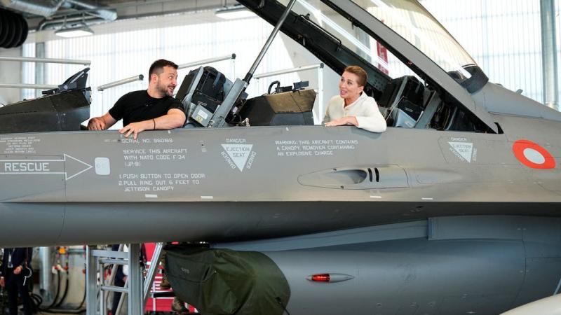 زيلنسكي ورئيسة الحكومة الدنماركية في قمرة قيادة اف 16