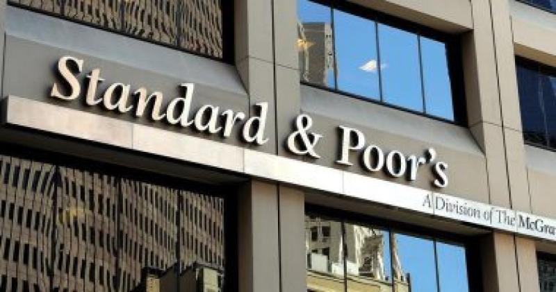 « ستاندرد آند بورز» تخفض التصنيف الائتماني للعديد من البنوك الأميركية في ضربة جديدة للقطاع المصرفي