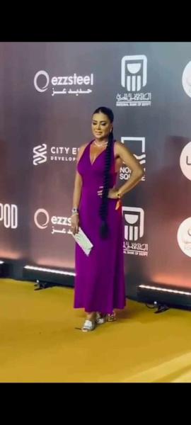 رانيا يوسف بفستان جرئ وضفيرة طويلة في مهرجان القاهرة للدراما