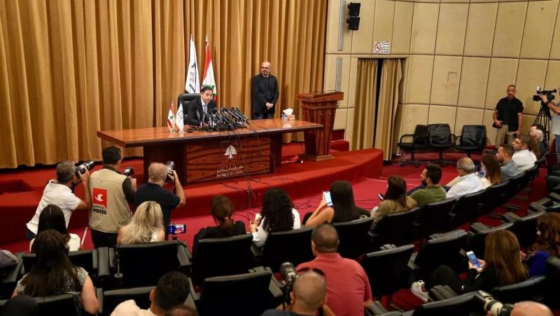 حاكم مصرف لبنان خلال المؤتمر الصحفي في بيروت اليوم