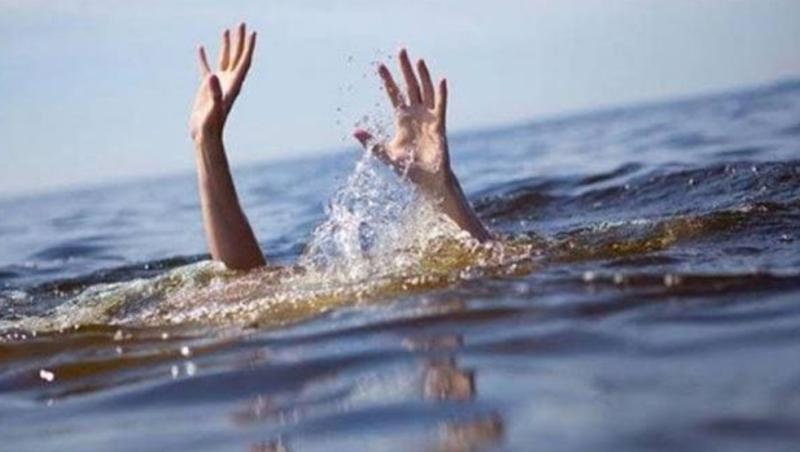 إنتشال جثمان شاب غرق فى شاطئ العجمى بالإسكندرية