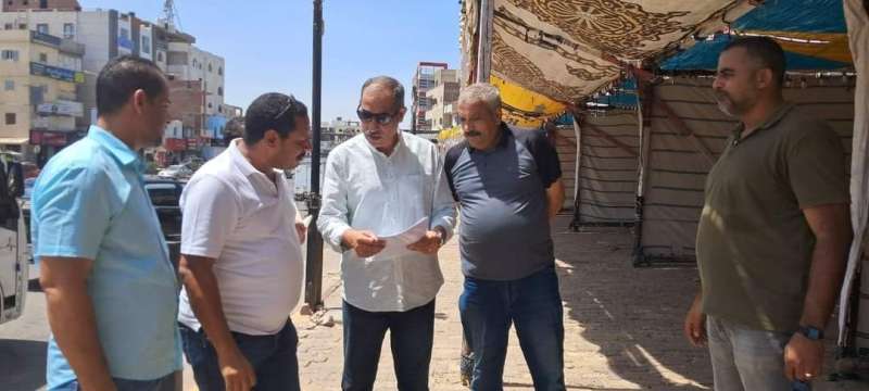 رئيس مدينة الغردقة يتفقد تجهيزات معرض اهلا مدارس بشارع النصر