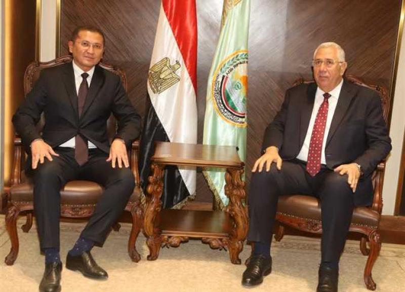  السيد القصير وزير الزراعة واستصلاح الأراضي، مع منصور بك كليتشيف، سفير جمهورية أوزبكستان بالقاهرة