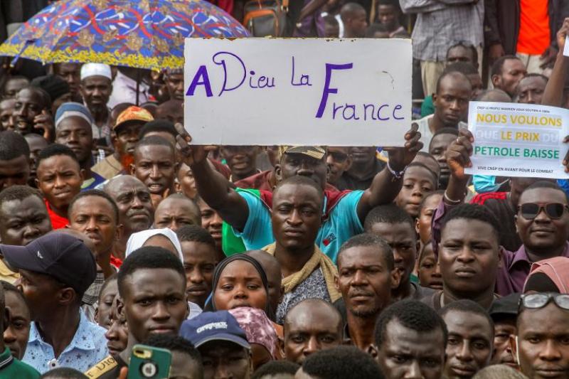 متظاهرون في النيجر يحاصرون القاعدة العسكرية الفرنسية
