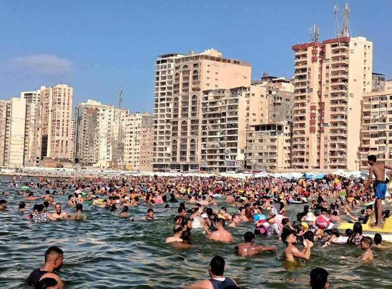 تراجع الإقبال على شواطئ الإسكندرية رغم رفع الرايات الخضراء
