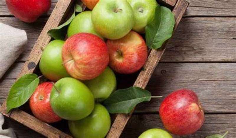فوائد صحية عند تناول التفاح