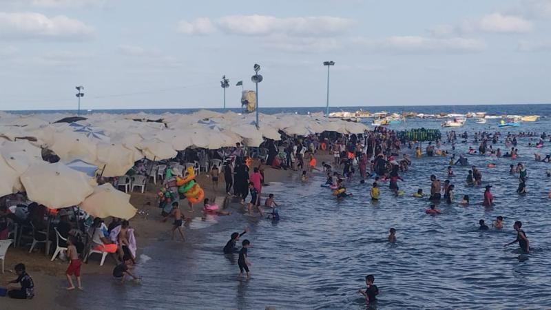 إقبال متوسط على شواطئ الإسكندرية فى أول أيام شهر سبتمبر