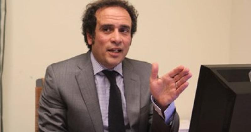 عمرو حمزاوي يطالب بضرورة إعادة النظر في قدرات الأحزاب التنظيمية وتقديم حوافز للدمج والتحالف
