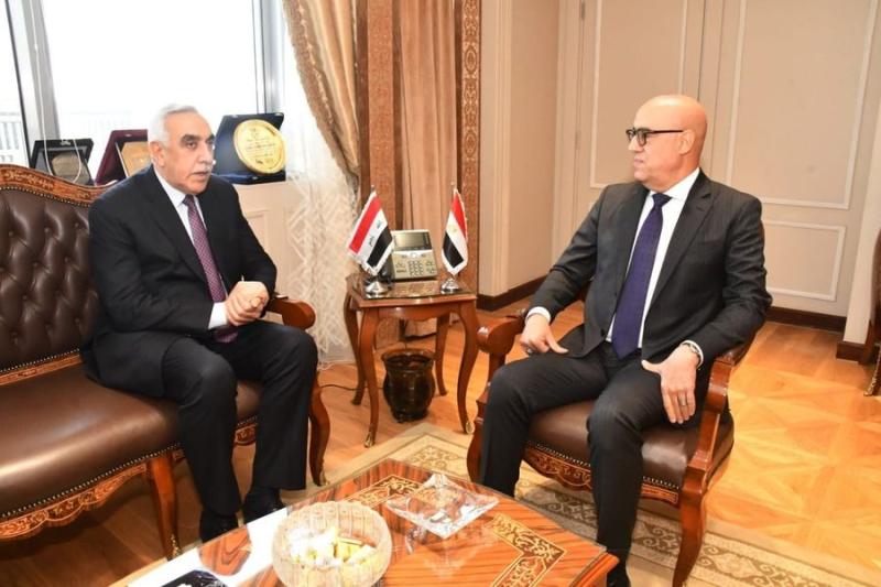 وزير الإسكان يبحث مع السفير العراقى بالقاهرة سبل تعزيز التعاون