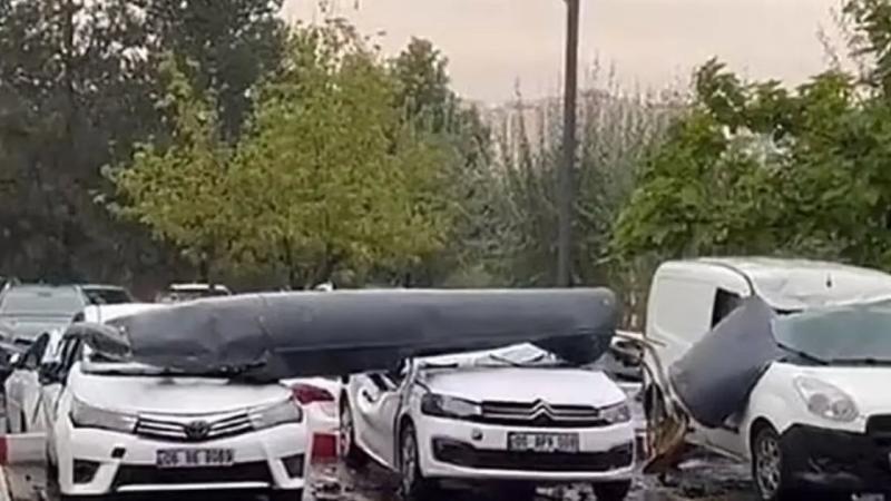 سقوط خزان وقود الطائرة علي السيارات في تركيا