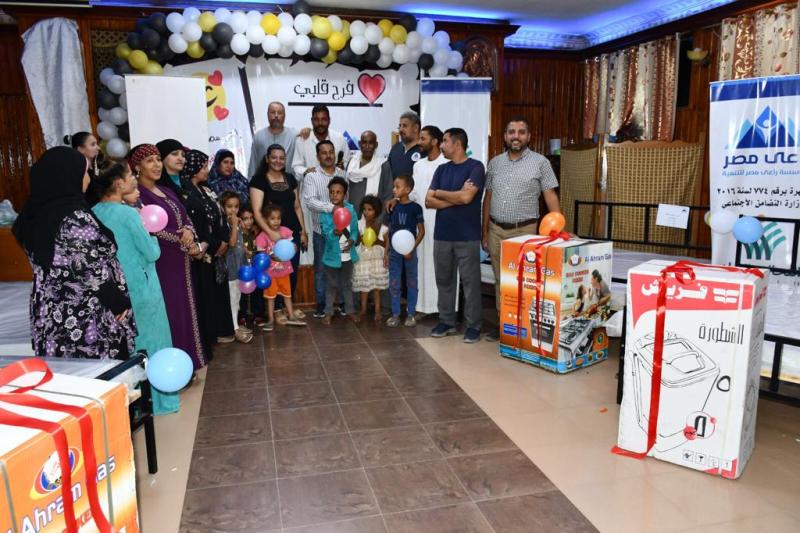 « راعي مصر » توزع أجهزة منزلية وغرف نوم ومطابخ على 30 أسرة ضمن مبادرة (فرح قلبي) بالمنيا