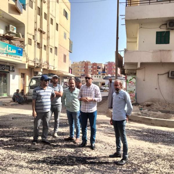 رئيس الغردقة يتابع أعمال التطوير بشارع ابو بكر الرازي أمام موقف أتوبيس الوجه القبلي