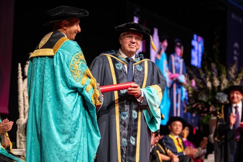 جامعة إيست لندن تمنح الدكتوراه الفخرية لوزير التعليم العالى
