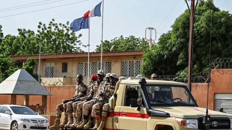 صورة لقوات الجيش في محيط سفارة فرنسا في نيامي