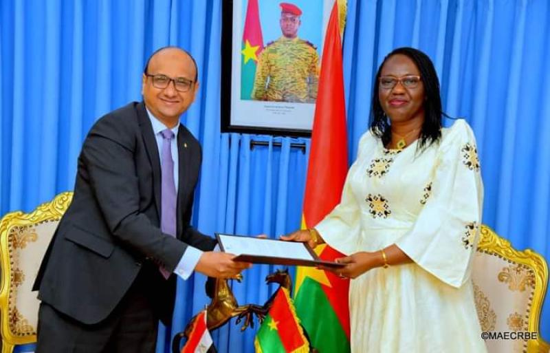 رسالة من وزير الخارجية إلى وزيرة خارجية بوركينا فاسو