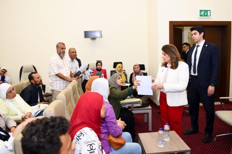وزيرة الهجرة تستقبل العشرات من أولياء أمور الطلاب المصريين الدارسين في السودان للاستماع لشكواهم