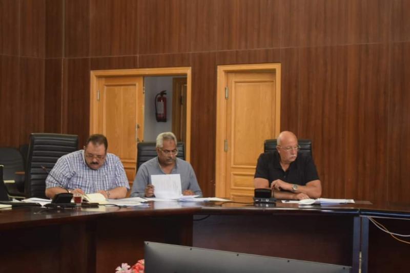 البنداري يستعرض موقف الطلبات المعروضة علي اللجنة العليا للتنازلات بمدن البحر الأحمر