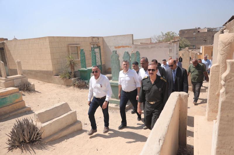 وزير السياحة والآثار يتفقد مقابر الصحابة بمنطقة الأبجية بالمقطم