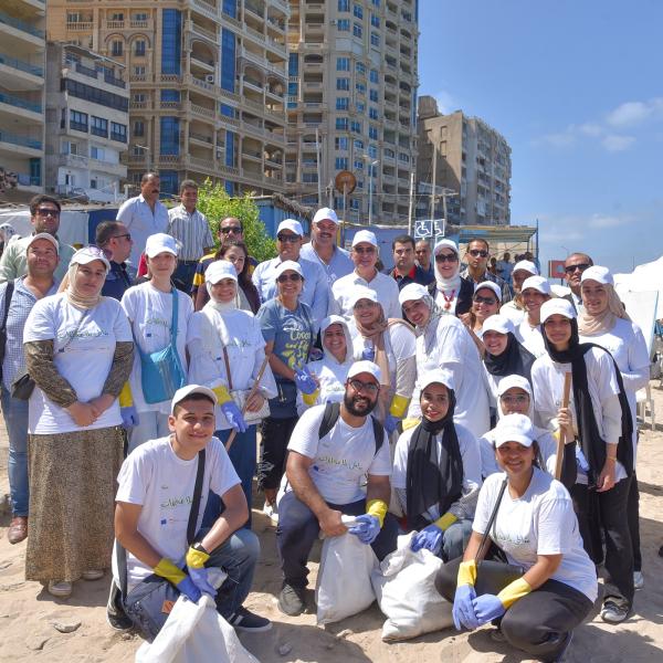 إحتفالآ باليوم العالمي لتنظيف الشواطئ .. شباب الإسكندرية تجمل شواطئ الإسكندرية