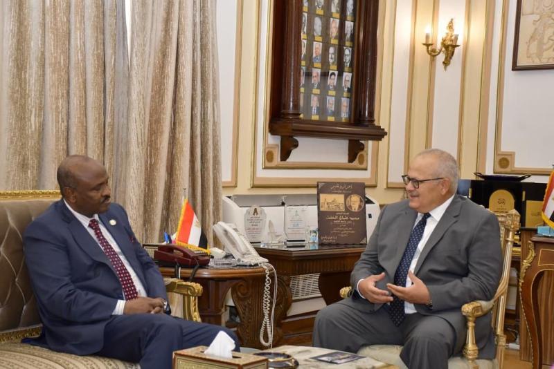 رئيس جامعة القاهرة يبحث مع سفير جيبوتي تعزيز التعاون فى المجالات البحثية والأكاديمية