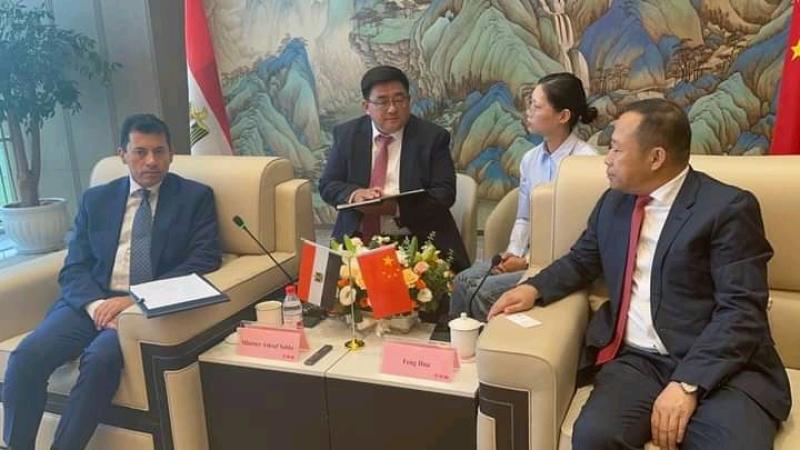 خلال جولته بالصين .. وزير الشباب والرياضة يلتقي رئيس شركة دافينج الصينية