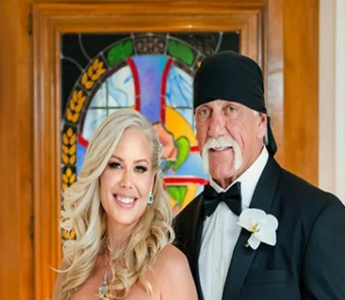 أيقونة المصارعة الأمريكي وبطل ”WWE” يتزوج في سن الـ 70