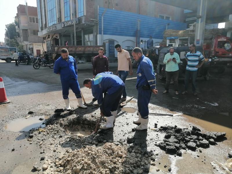 إصلاح انفجار خط مياه بشارع بنها في مدينة الباجور بالمنوفية