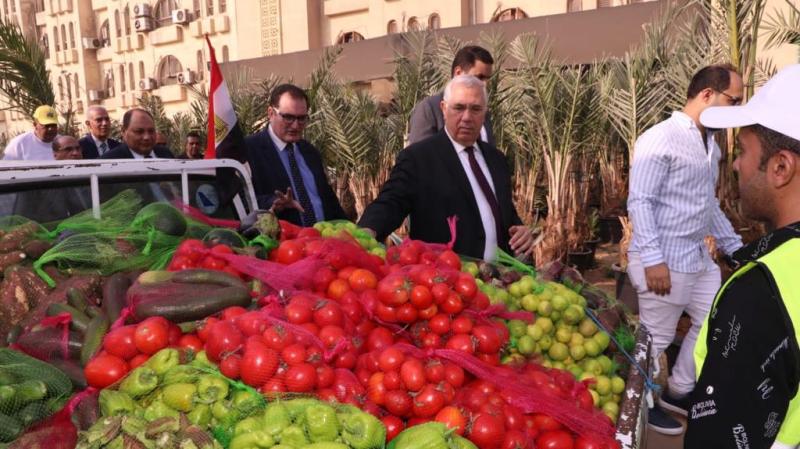 وزير الزراعة يطلق أكبر قافلة منافذ متحركة بالسلع الغذائية إلى محافظة شمال سيناء  بتخفيض 50%