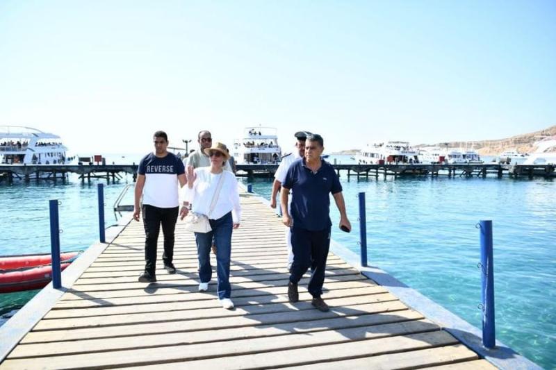 بشواطئ شرم الشيخ.. وزيرة البيئة تتفقد الالتزام باشتراطات ممارسة الأنشطة البحرية