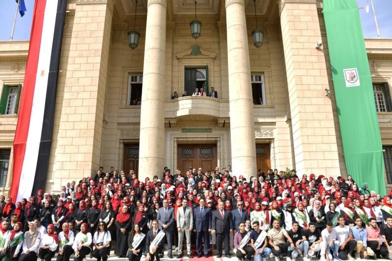 جامعة القاهرة تتزين بالأعلام مع بدء العام الدراسي الجديد