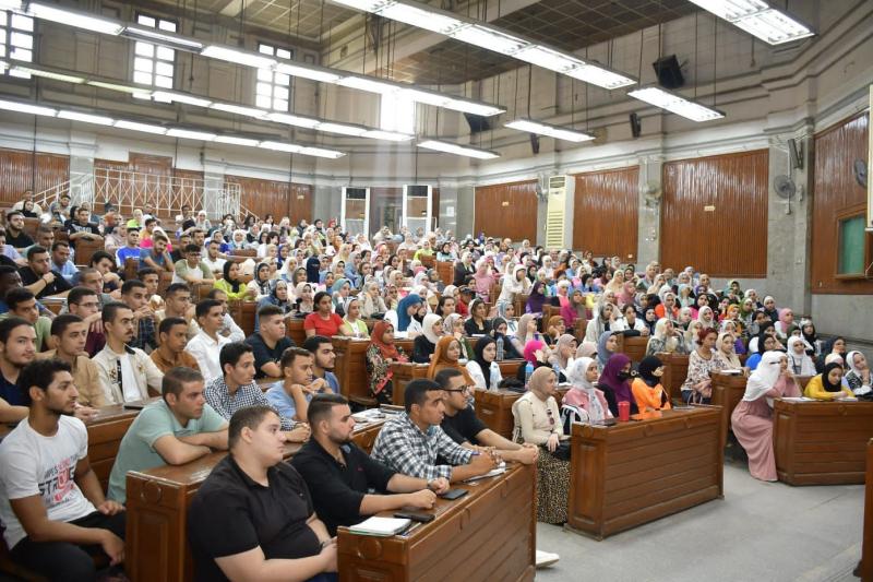 الخشت يؤكد انتظام الدراسة لنحو 260 ألف طالب بكليات جامعة القاهرة منذ اليوم الأول