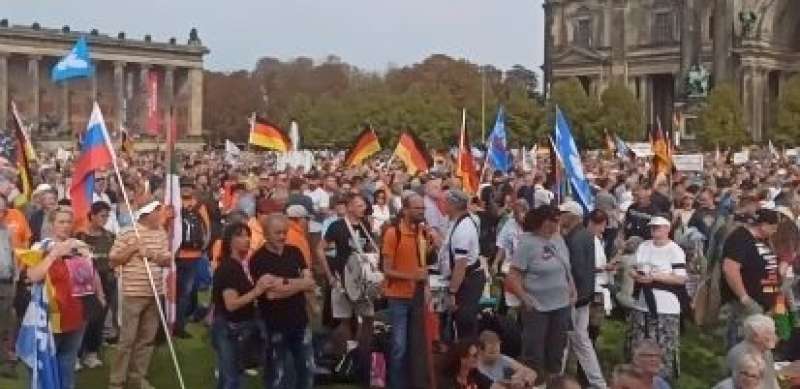 الإحتجاجات الألمانية أمام كاتدرائية برلين 