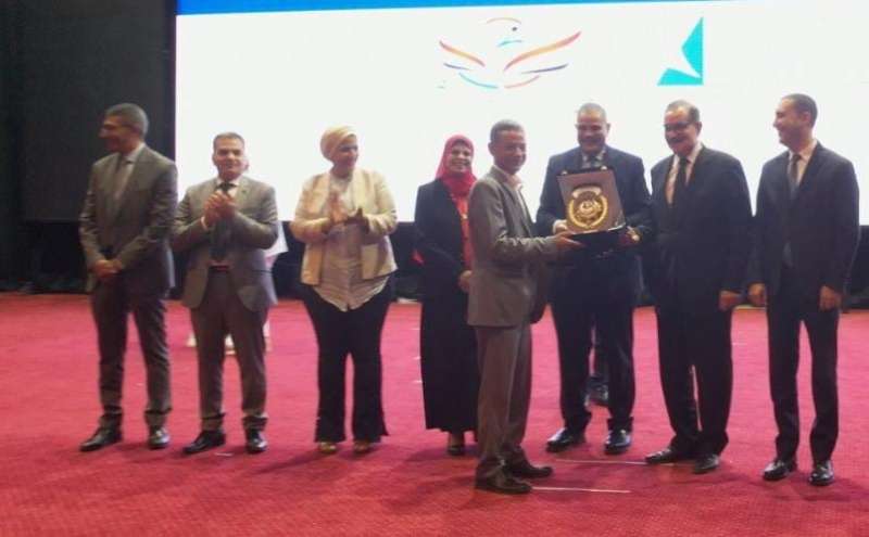 محافظ كفر الشيخ ورئيس الجامعة يكرمان الفائزين والمشاركين في المهرجان الثالث للأسر الطلابية