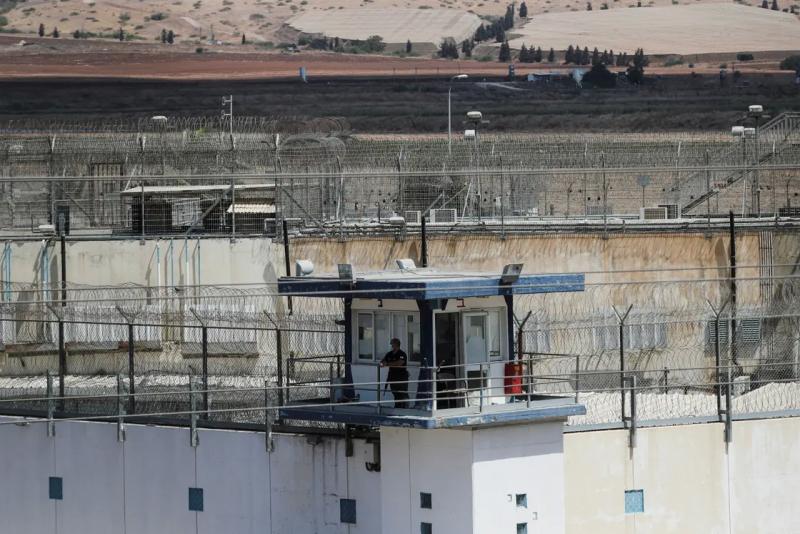 لماذا حظرت اسرائيل عمل المجندات في سجن ريمون ؟