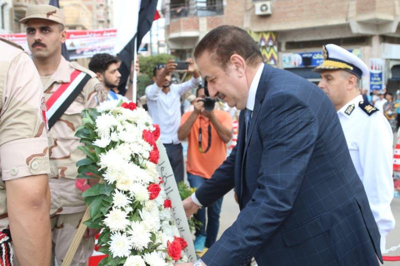 محافظ المنوفية يضع إكليلاً من  الزهور على النصب التذكاري بشبين الكوم احتفالا بالذكرى الخمسين لنصر أكتوبر