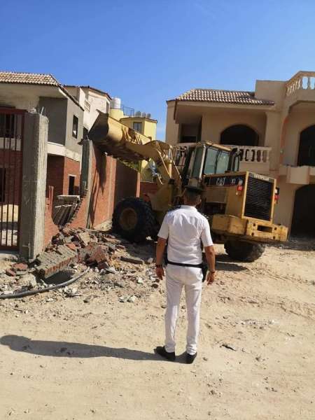 إزالة فورية لبناء بدون ترخيص بتقسيم النور شمال الغردقة