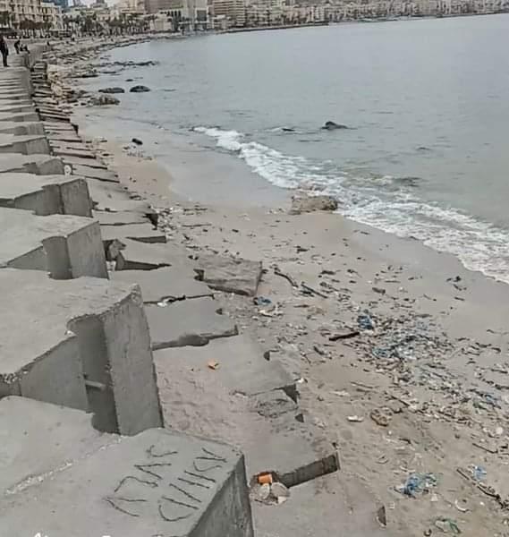 نوة ”غسيل البلح” تحِد من إقبال المواطنين علي شواطئ الإسكندرية في الإجازات
