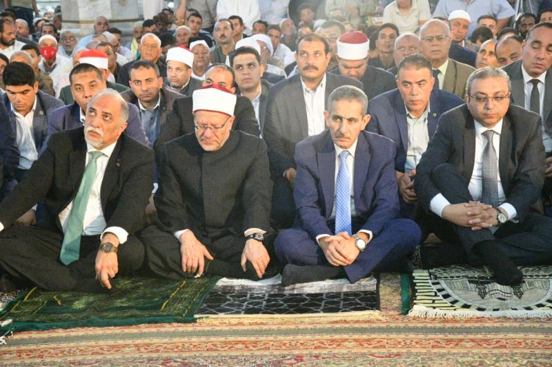 محافظ الغربية ومفتي الجمهورية يؤديان صلاة الجمعة بالمسجد الأحمدي بطنطا