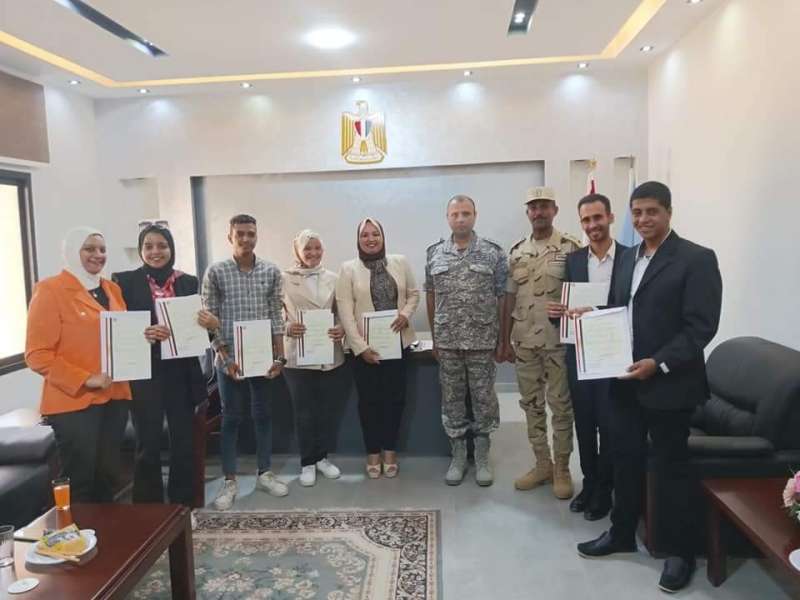 المستشار العسكري لمحافظة البحر الأحمر، يكرم نخبة من أعضاء برلمان الشباب بالبحر الأحمر